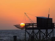 Carrelet de pêche et coucher de soleil vue de l'ile d'Oléron