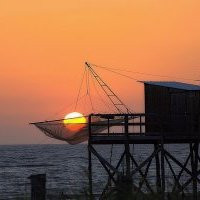 Carrelet de pêche et coucher de soleil vue de l'ile d'Oléron